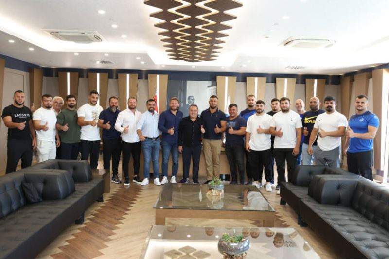 Büyükşehir Pehlivanları Kırkpınar  Öncesi Başkan Böcek’i Ziyaret Etti