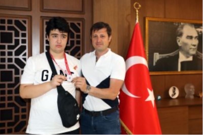 BAŞKANIMIZ AKAY, ÖZEL SPORCUMUZU ALTIN İLE ÖDÜLLENDİRDİ