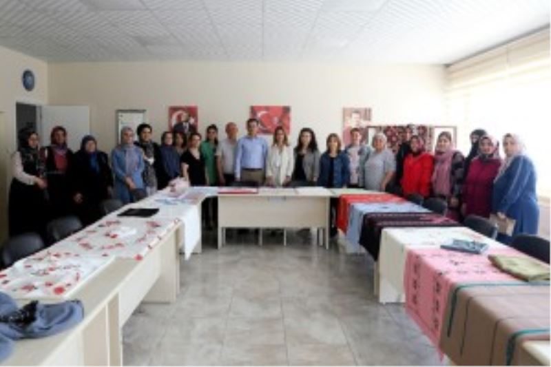 MAHALLE EVLERİMİZİN YILSONU SERGİLERİ AÇILDI