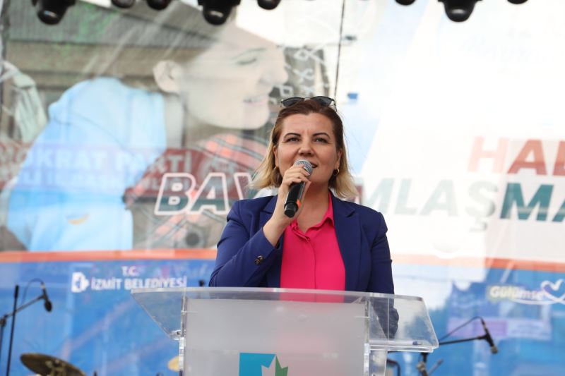 İZMİT ESKİ BAYRAMLAR TADINDAKİ KUTLAMALARI ÇOK SEVDİ BAŞKAN HÜRRİYET HALK BAYRAMLAŞMASI’NDA İZMİTLİLERLE BULUŞTU