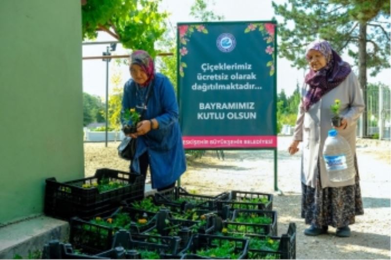 ZİYARETÇİLERE ON BİNLERCE ÇİÇEK DAĞITILDI
