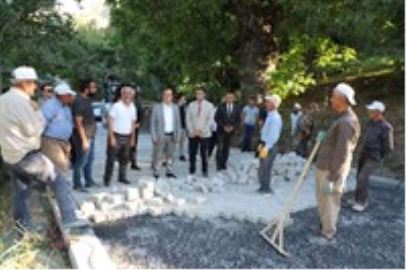 Vali/ Bld. Bşk. Vekilimiz Sn. İdris AKBIYIK uzun süredir yapımı beklenen ham toprak yollarda başlatılan çalışmaları yerinde inceledi