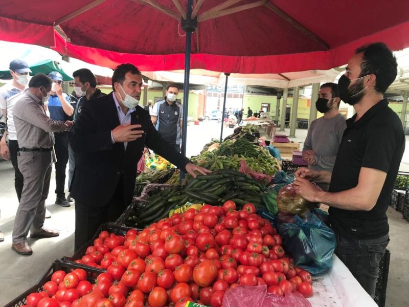 PAZAR ESNAFININ İMDADINA BAŞKAN DEMİR YETİŞTİ ELLERİNDE KALAN ÜRÜNLERİ SATIN ALDI