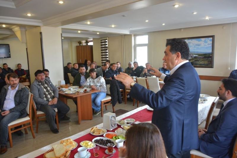 BAŞKAN DEMİR BELEDİYE İŞÇİLERİYLE KAHVALTIDA BULUŞTU