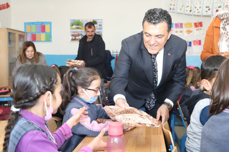 BAŞKAN DEMİR VE EŞİNDEN KÖY OKULUNA ANLAMLI ZİYARET