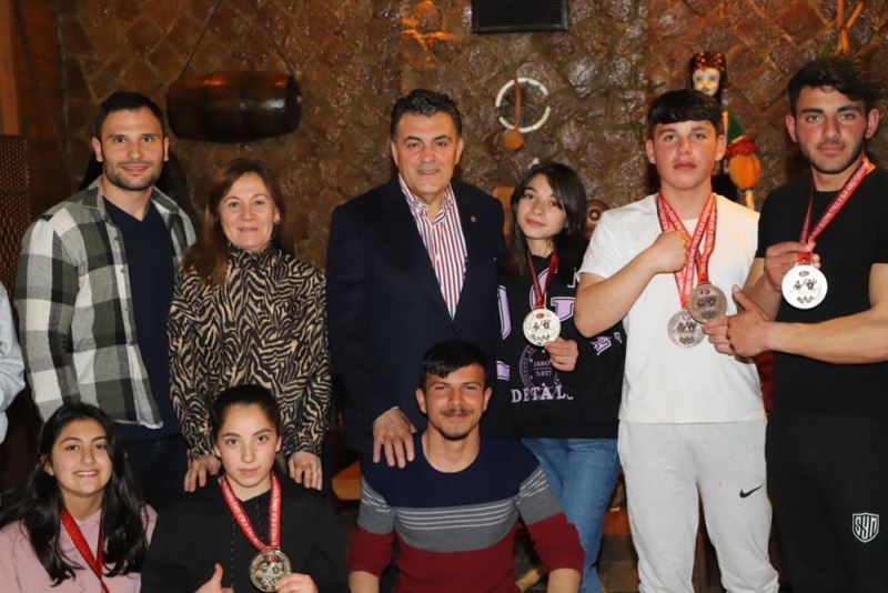 BAŞKAN DEMİR, BİLEĞİ BÜKÜLMEYEN SPORCULARI ONURE ETTİ