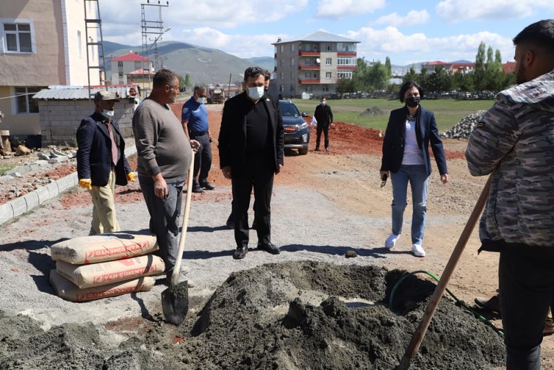BAŞKAN DEMİR YOL VE KALDIRIM ÇALIŞMALARINI DENETLEDİ