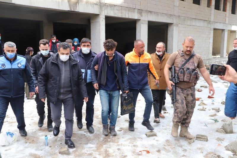 ARDAHAN BELEDİYE BAŞKANI FARUK DEMİR, İNTİHAR ETMEK ÜZERE OLAN GENCİ KURTARDI