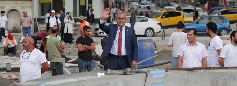 KÜTAHYA’NIN SİMGESİ VAZO MEYDANDA YERİNİ ALDI