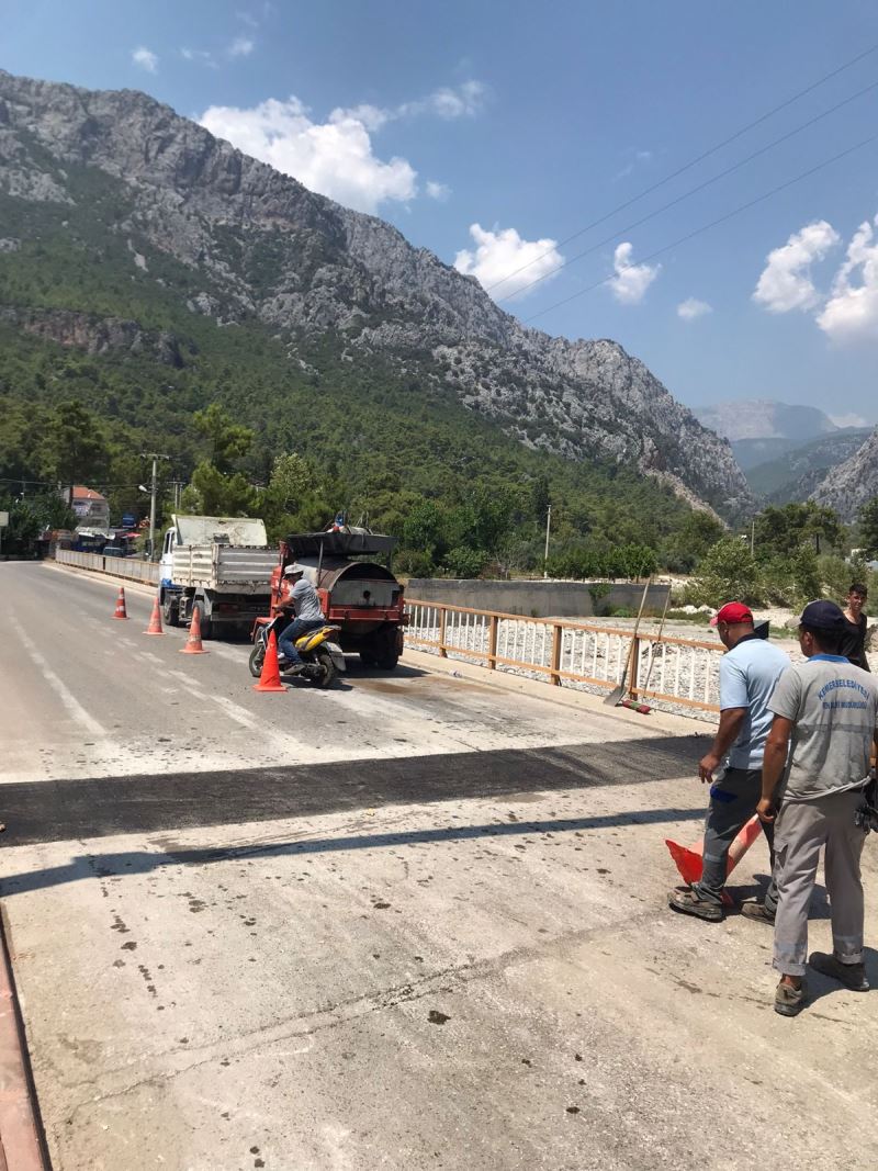 KEMER BELEDİYESİ İLÇE GENELİNDEKİ BOZUK YOLLARIN TAMİRİNİ YAPIYOR