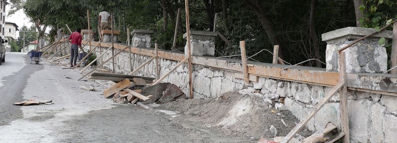 AHİ ERBASAN MEZARLIK DUVARLARI BİTME AŞAMASINDA
