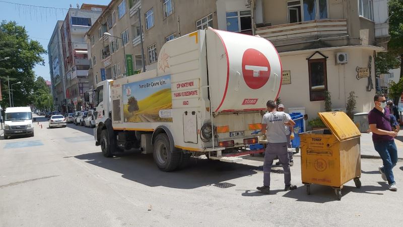 ÇÖP KONTEYNERLERİ YIKANARAK DEZENFEKTE EDİLİYOR