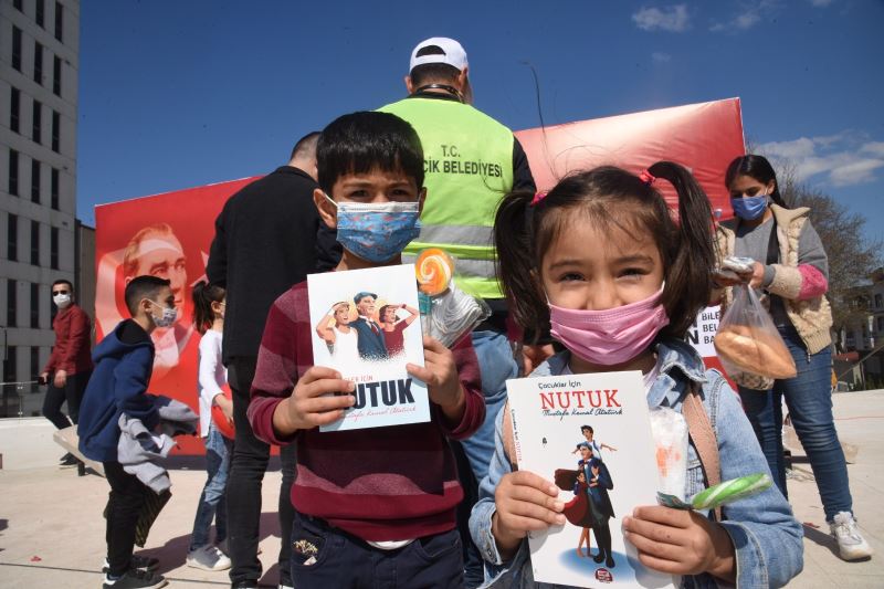 BİLECİK BELEDİYESİ TARAFINDAN ÇOCUKLARA MASKE SEKER VE NUTUK KİTABI DAĞITILDI