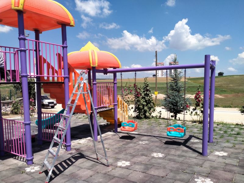 ÇOCUK OYUN ALANLARI BOYANIYOR VE EKSİKLİKLERİ GİDERİLİYOR