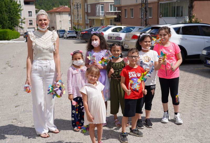BİLECİK BELEDİYESİNDEN ÇOCUKLARA ŞEKER VE RÜZGAR GÜLLERİ