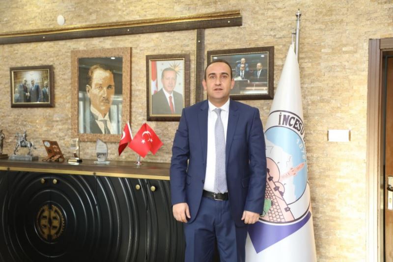 Kıl,sırat üstünde; YOL oldum sanır… Çile, derviş gönlünde; HAZ oldum sanır… Kül, sönen ocakta; KÖZ oldum sanır… Tavuk, komşu gözünde KAZ oldum sanır…  Hayırlı Cumalar