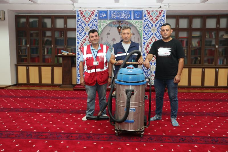 İZMİT BELEDİYESİ EKİPLERİ FEVZİYE CAMİİ’Nİ PIRIL PIRIL YAPTI