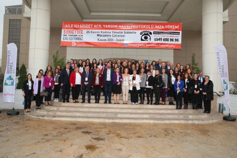 İZMİT BELEDİYESİNİN EV SAHİPLİĞİNDE YAPILAN KADIN ÇALIŞTAYININ SONUÇ BİLDİRGESİ KİTAPLAŞTIRILDI