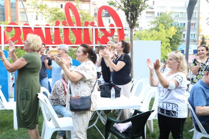 HÜRRİYET’İN ÖNCÜLÜĞÜYLE BİNLERCE İZMİTLİ CUMHURİYET PARKI’NA SAHİP ÇIKIYOR!
