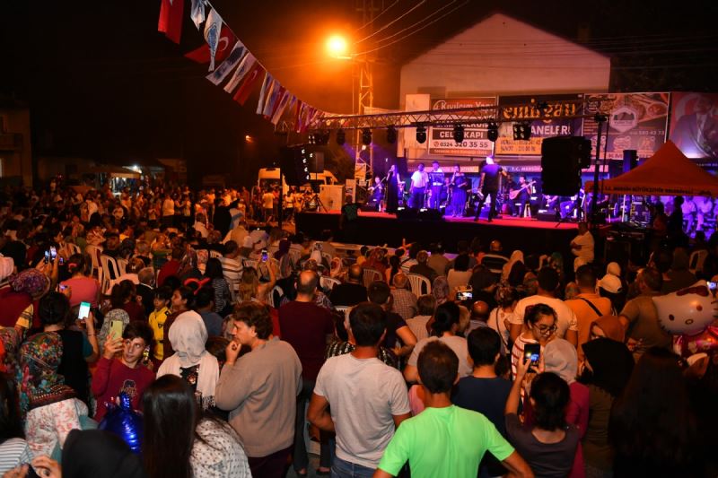 Mersin Büyükşehir’in Türk Halk Müziği Topluluğu Ayvagediği’nde Konser Verdi