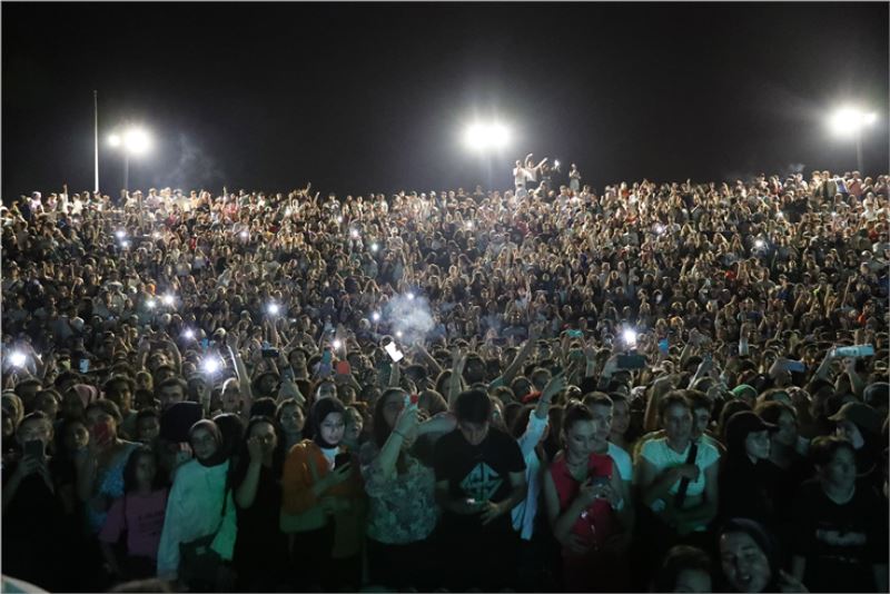 Kolpa konserine rekor katılım: Millet Bahçesi’nde görsel şölen