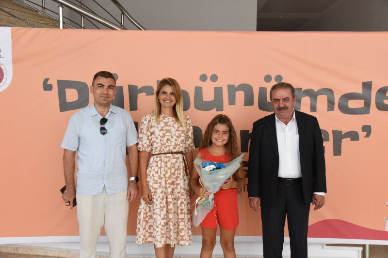 ÇİZDİĞİ RESİMLERDE ‘’KADINA VE ÇOCUKLARA KARŞI ŞİDDETE HAYIR’’ MESAJI VERDİ