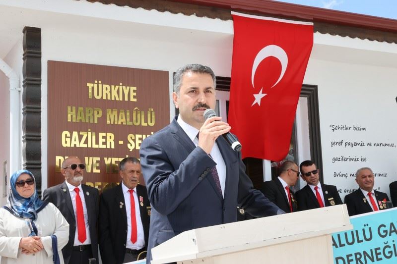 HARP MALÜLÜ GAZİLER İLE ŞEHİT YAKINLARI İÇİN YENİ HİZMET BİNASI KAZANDIRILDI