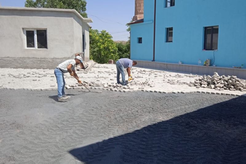 İlçemize bağlı Ötebatan mahallemizde yapımı tamamlanan camimizin çevre parke düzenlemesi ekiplerimizce yapılmaktadır. Daha güzel İncesu için çalışıyoruz...