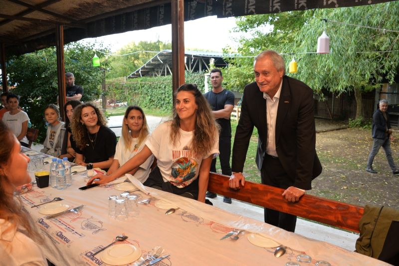 BELEDİYE BAŞKANI MEHMET TALAT BAKKALCIOĞLU GENÇ SPORCULARA YENİ SEZONDA BAŞARILAR DİLEDİ