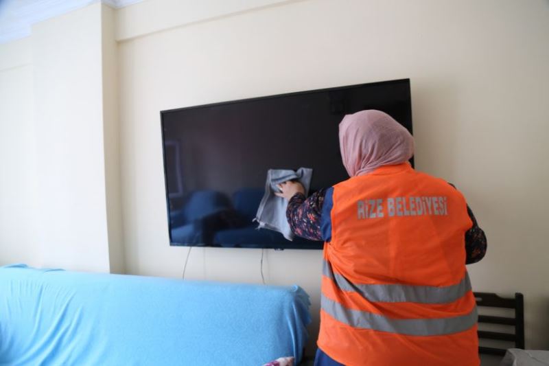 RİZE BELEDİYESİ BAKIMA MUHTAÇ AİLELERİN EVLERİNİ TEMİZLİYOR