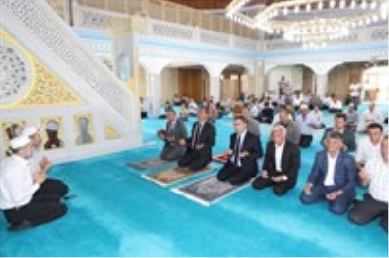 Sayın Vali/Belediye Başkan Vekilimiz, Cami çıkışında görevlilerle birlikte vatandaşlarımıza aşure ikramında bulundu