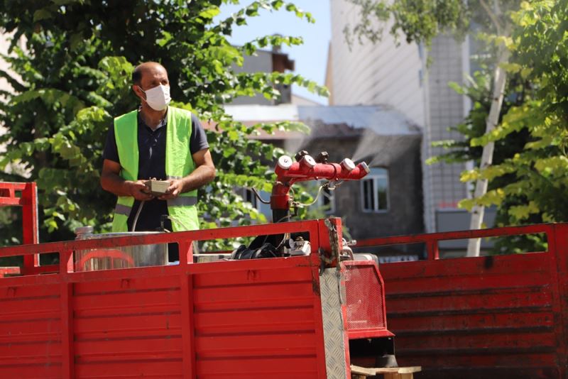 BELEDİYE EKİPLERİ, PARK VE BAHÇELERDE İLAÇLAMA YAPTI