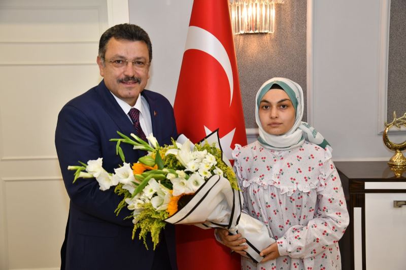 Üniversiteli öğrenciler Başkan Genç’i ziyaret etti!