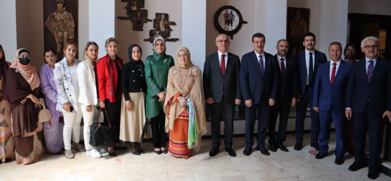 MALEZYA KRALİÇESİ, OLGUNLAŞMA ENSTİTÜSÜNÜ ZİYARET ETTİ