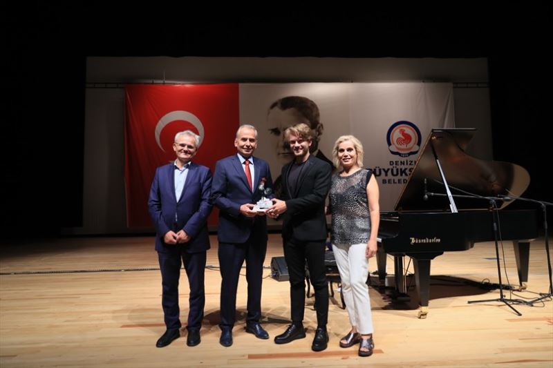 Denizlili genç müzisyenden unutulmaz piyano resitali