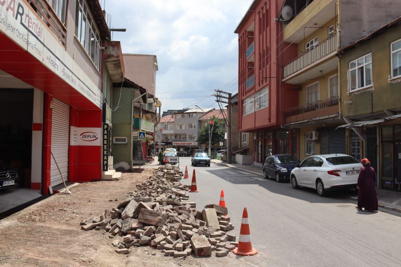 İZMİT BELEDİYESİ, KAVAKLAR CADDESİ’NDE KALDIRIMLARI YENİLEYECEK