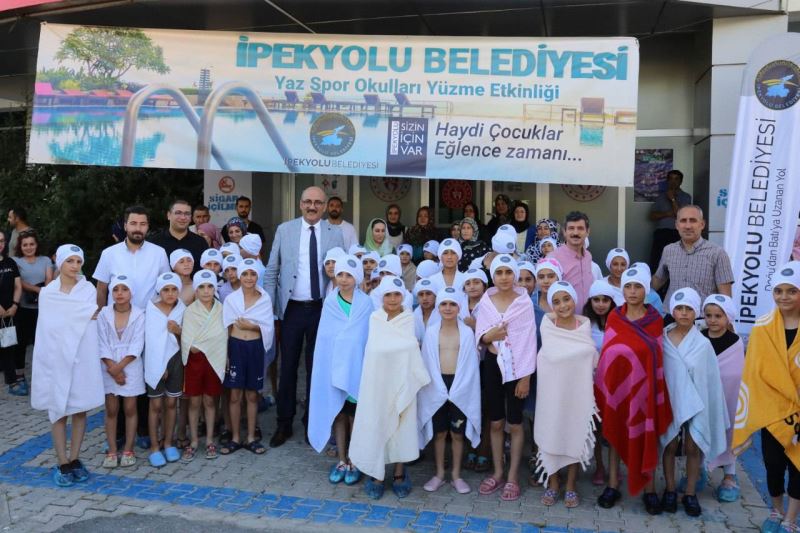İPEKYOLU BELEDİYESİ ÇOCUKLARA YÜZMEYİ ÖĞRETİYOR