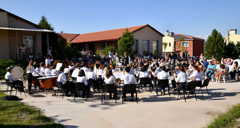 İKİ ELİN SESİ VAR AÇIK HAVADA BÜYÜLEDİ