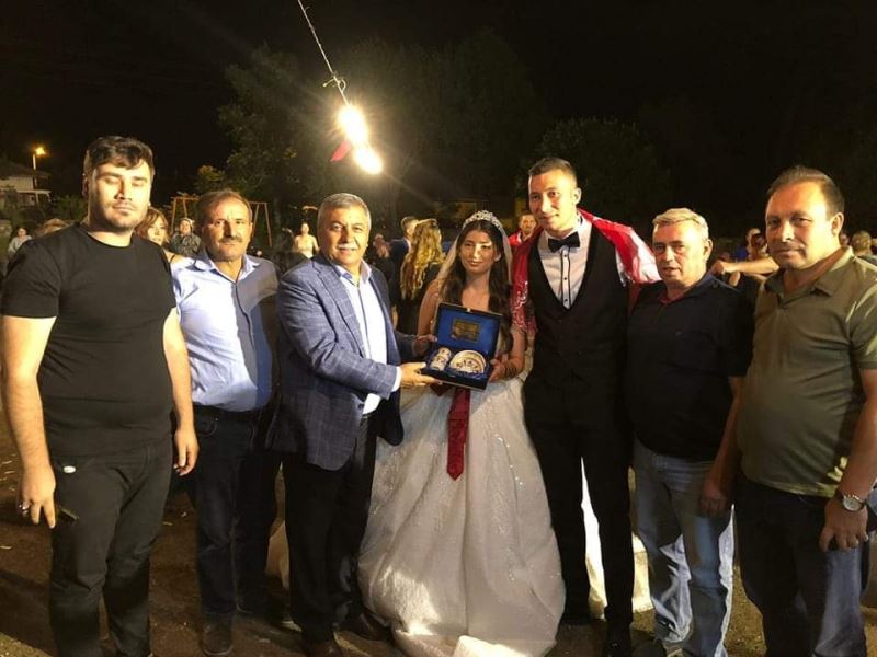 Genç çiftlere iki cihan saadeti temenni ediyoruz.