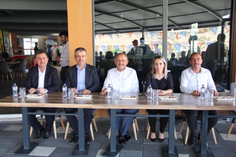 AK Parti İncesu İlçe Başkanlığımız tarafından düzenlenen teşkilat buluşmasına  AK Parti Genel Başkan Yardımcımız Sn. Mehmet Özhaseki, Kayseri Büyükşehir Belediye Başkanımız Sn. Dr. Memduh Büyükkılıç, AK Parti İl Başkanımız Sn. Şaban Çopuroğlu, katılarak 