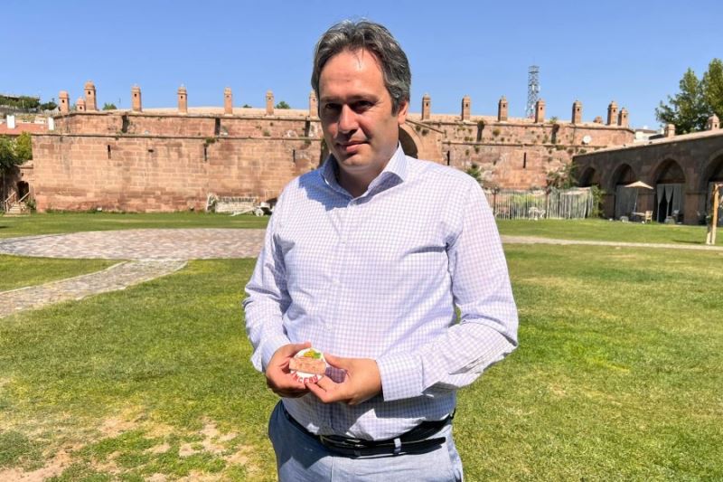 Kayseri Büyükşehir Belediyesi Kent Tarihi ve tanıtımı Daire Başkanı Sayın Gürcan SENEM yeni magmetimizle ilçemizin tanıtımına katkı sağlamışlardır kendilerine teşekkür ederim.
