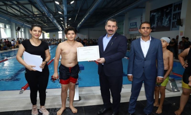 KARAKÖPRÜ’DE MİNİK YÜZÜCÜLER SERTİFİKALARINI ALDI