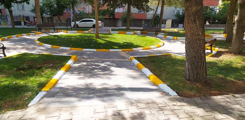 SİVEREK’TE PARKLAR YENİDEN DÜZENLENİRKEN OTURMA BANKLARI YENİLENİYOR