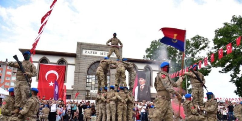 ASIRLIK ZAFERE MUHTEŞEM KUTLAMA