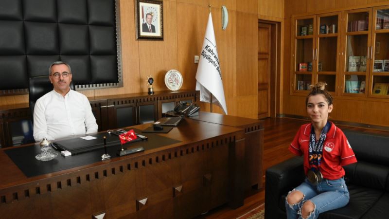 Başkan Güngör, Milli Yüzücü Sevilay Öztürk’ü Ağırladı