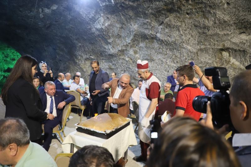 Yerin 150 m Altında Tuzla Kaplı Yemekler İkram Edildi