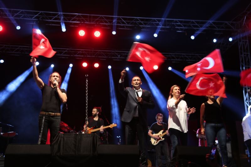 TOROSLAR’DA ZAFER COŞKUSU “KIRAÇ” KONSERİ İLE BAŞLADI