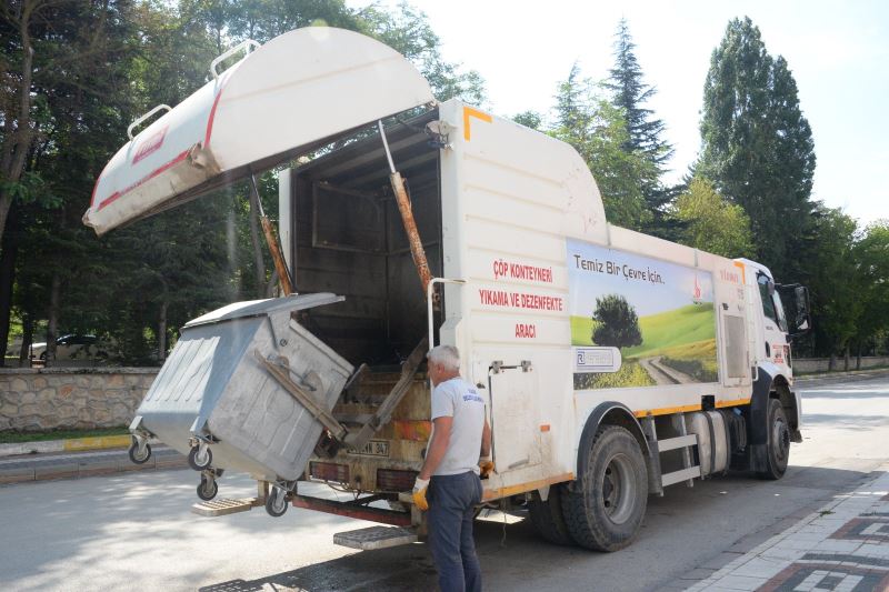 ÇÖP KONTEYNERLERİ MAHALLE MAHALLE YIKANARAK TEMİZLENİYOR