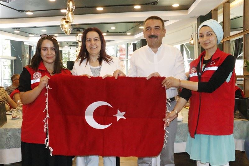 VALİ / BELEDİYE BAŞKAN V. HACIBEKTAŞOĞLU, DAMLA GÖNÜLLÜSÜ GENÇLERLE BİR ARAYA GELDİ