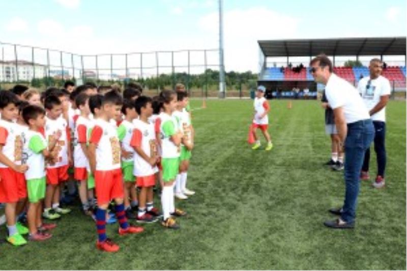 BAŞKANIMIZ AKAY, YAZ SPOR KURSLARINI ZİYARET ETTİ